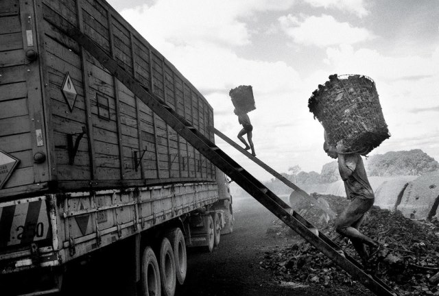 NEGÓCIO, SÓ NEGÓCIO - Carvão vegetal a caminho da siderúrgica. Exploração e escravidão na Amazônia não são acidentes, mas sim o motor do desenvolvimento. Por Kadir Van Lohuizen / Noor / Redux.